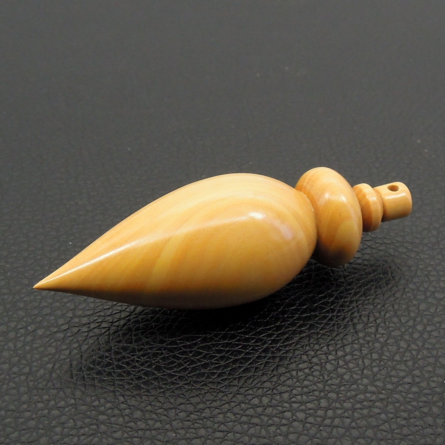 Pendule artisanal de radiesthésie en buis avec oeilleton.