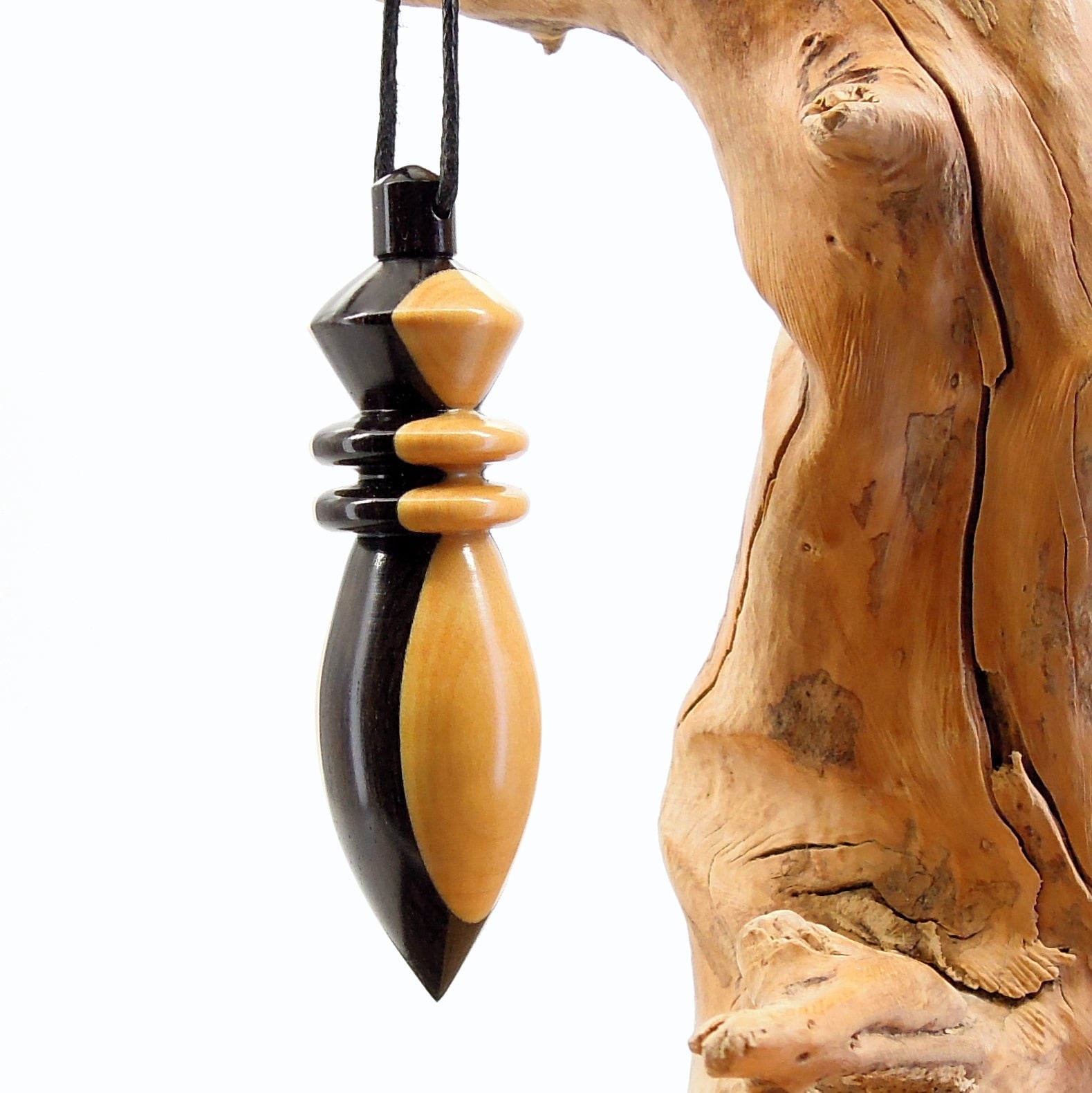 Pendule artisanal divinatoire en buis et ébène avec oeilleton