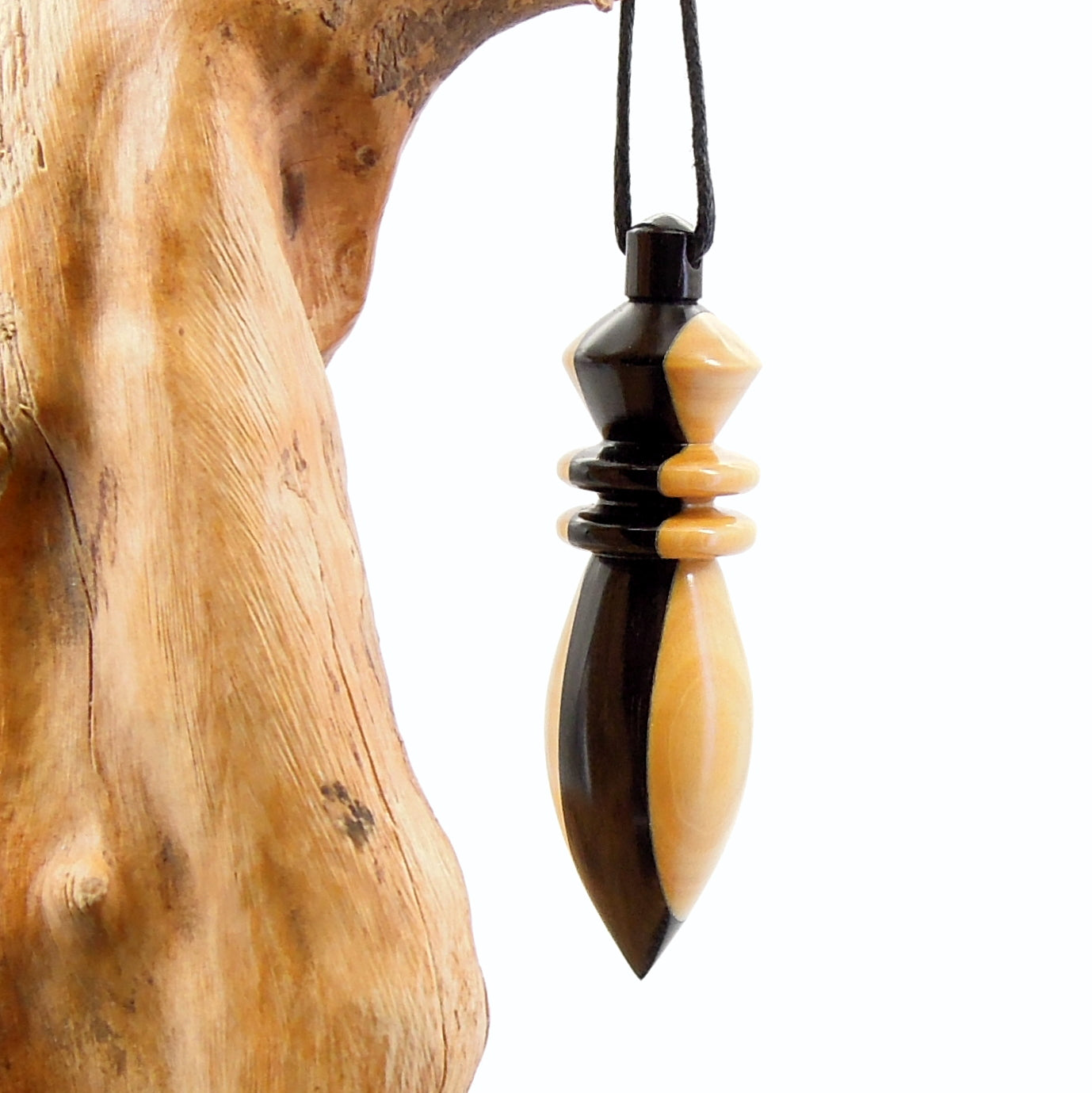 Pendule artisanal divinatoire en buis et ébène avec oeilleton