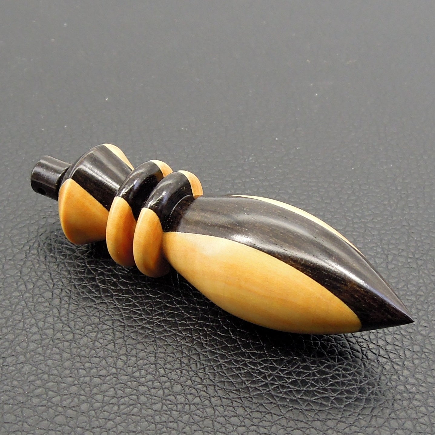 Pendule artisanal divinatoire en buis et ébène avec oeilleton