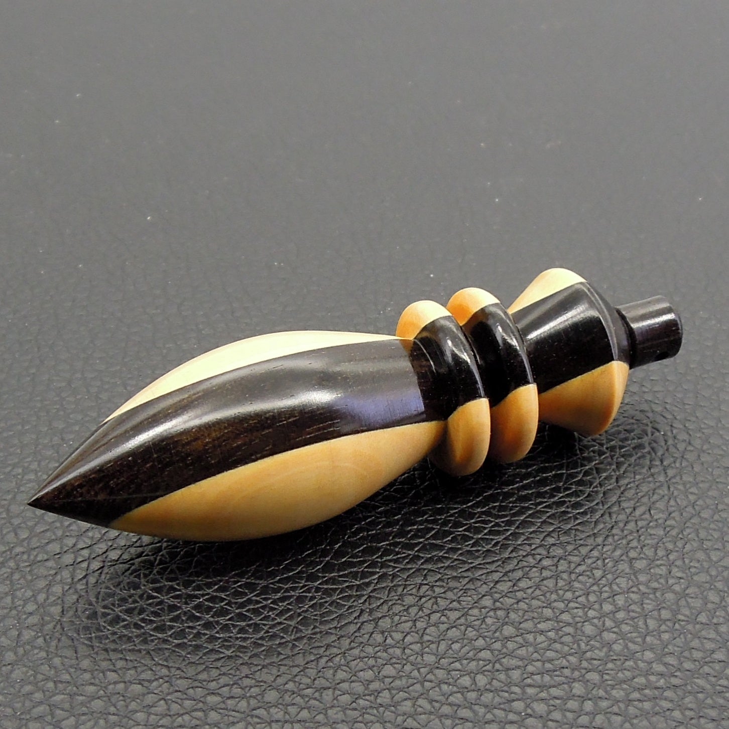 Pendule artisanal divinatoire en buis et ébène avec oeilleton