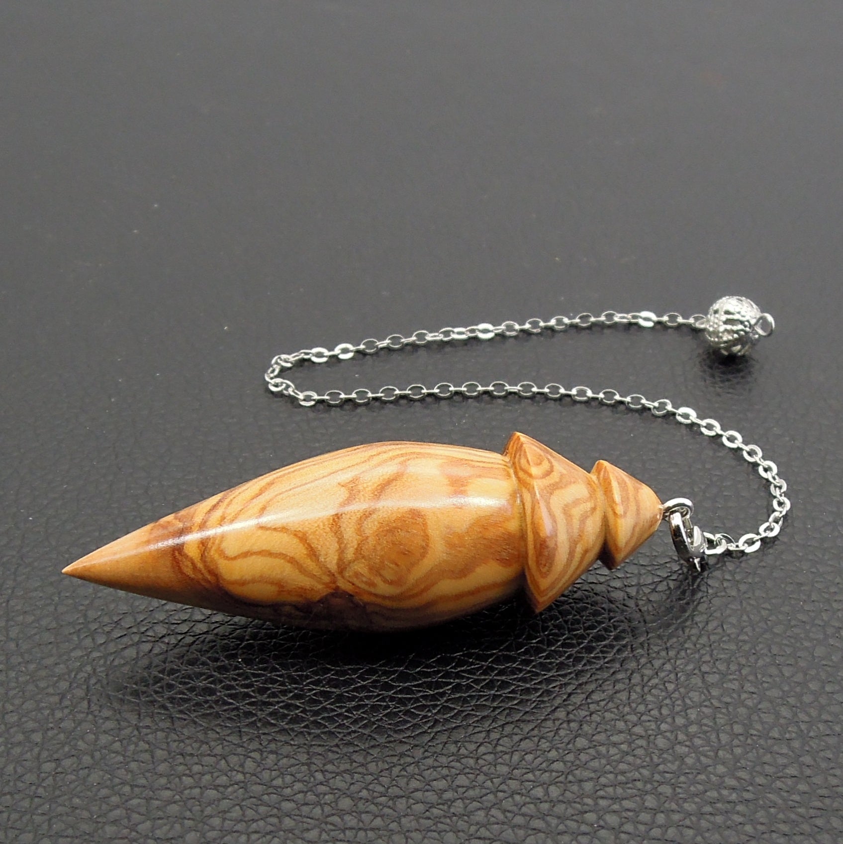 Pendule artisanal en olivier avec chainette.