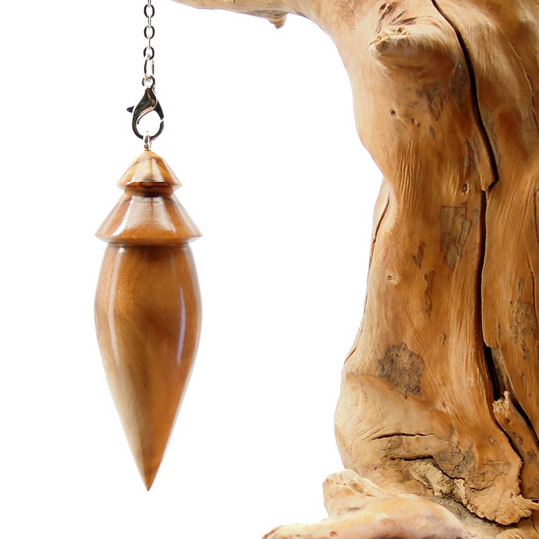 Pendule artisanal en olivier avec chainette.