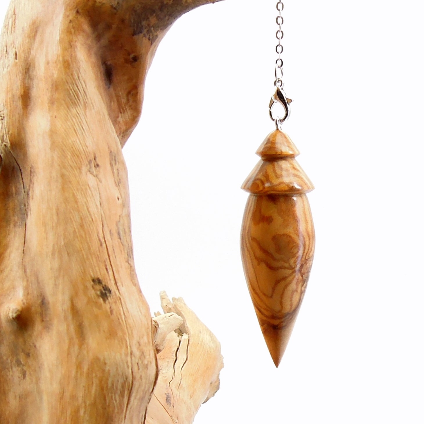 Pendule artisanal en olivier avec chainette.