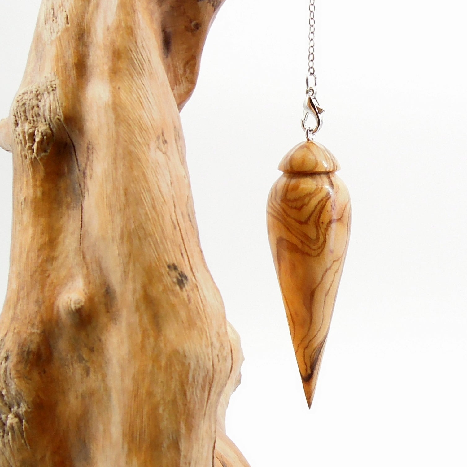 Pendule artisanal en olivier avec chainette.