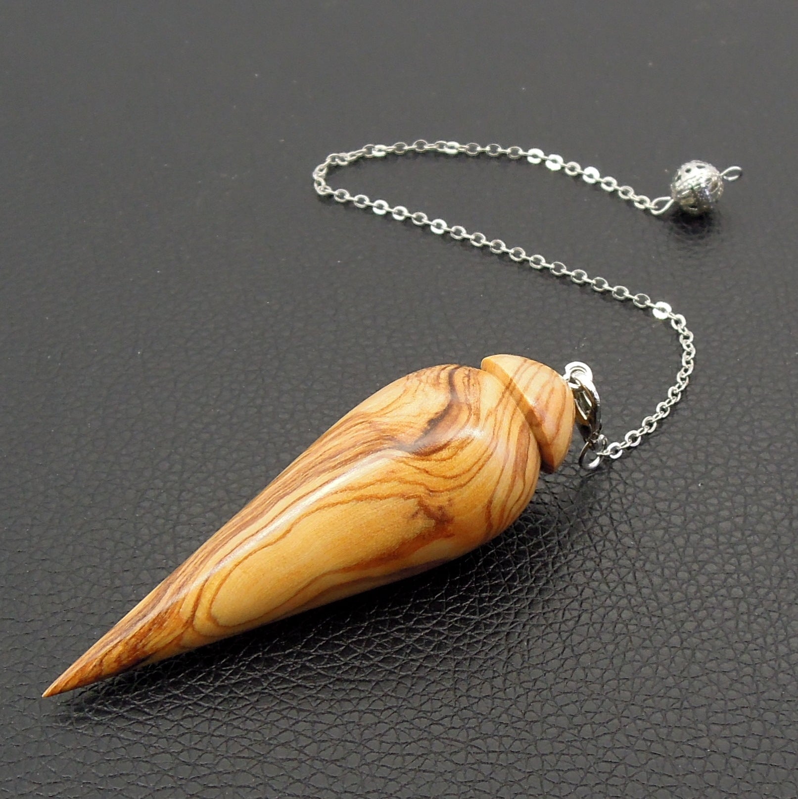 Pendule artisanal en olivier avec chainette.