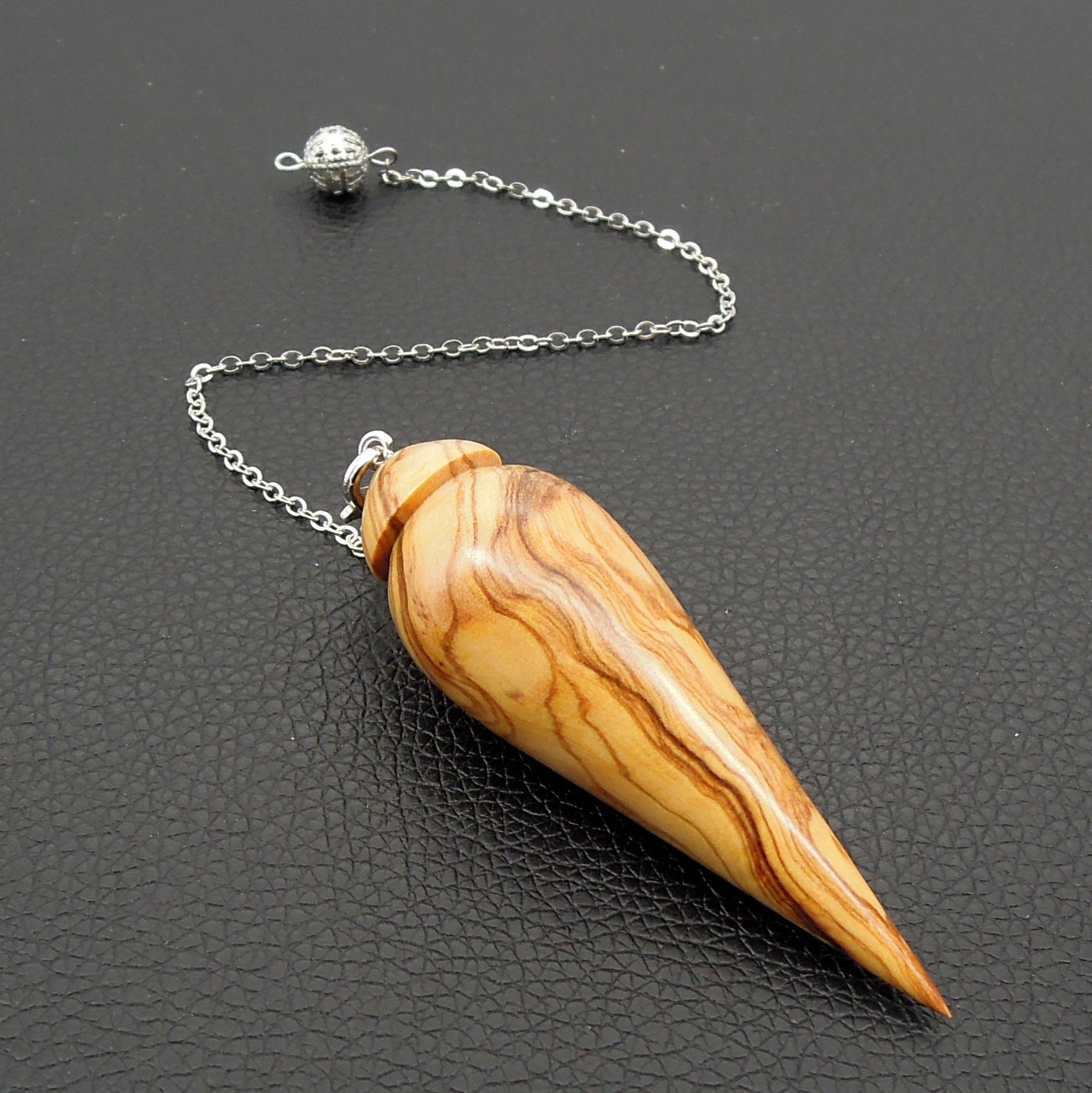 Pendule artisanal en olivier avec chainette.