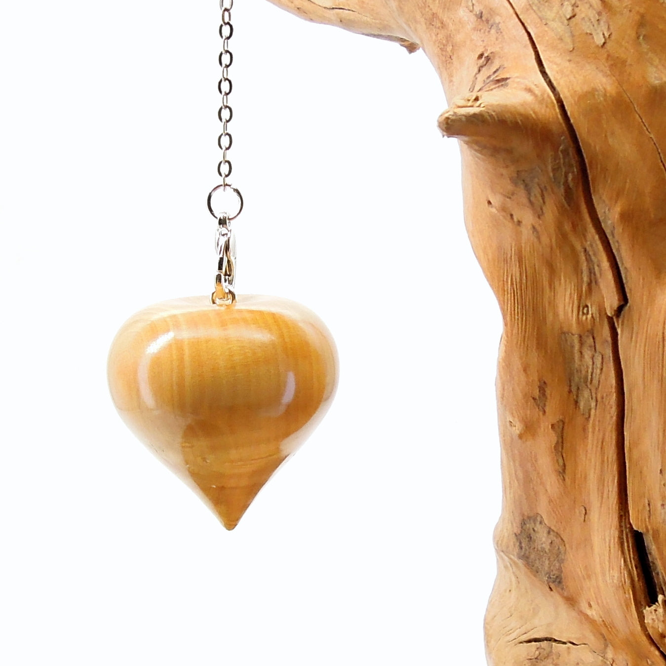 Pendule artisanal de radiesthésie en buis avec chainette.