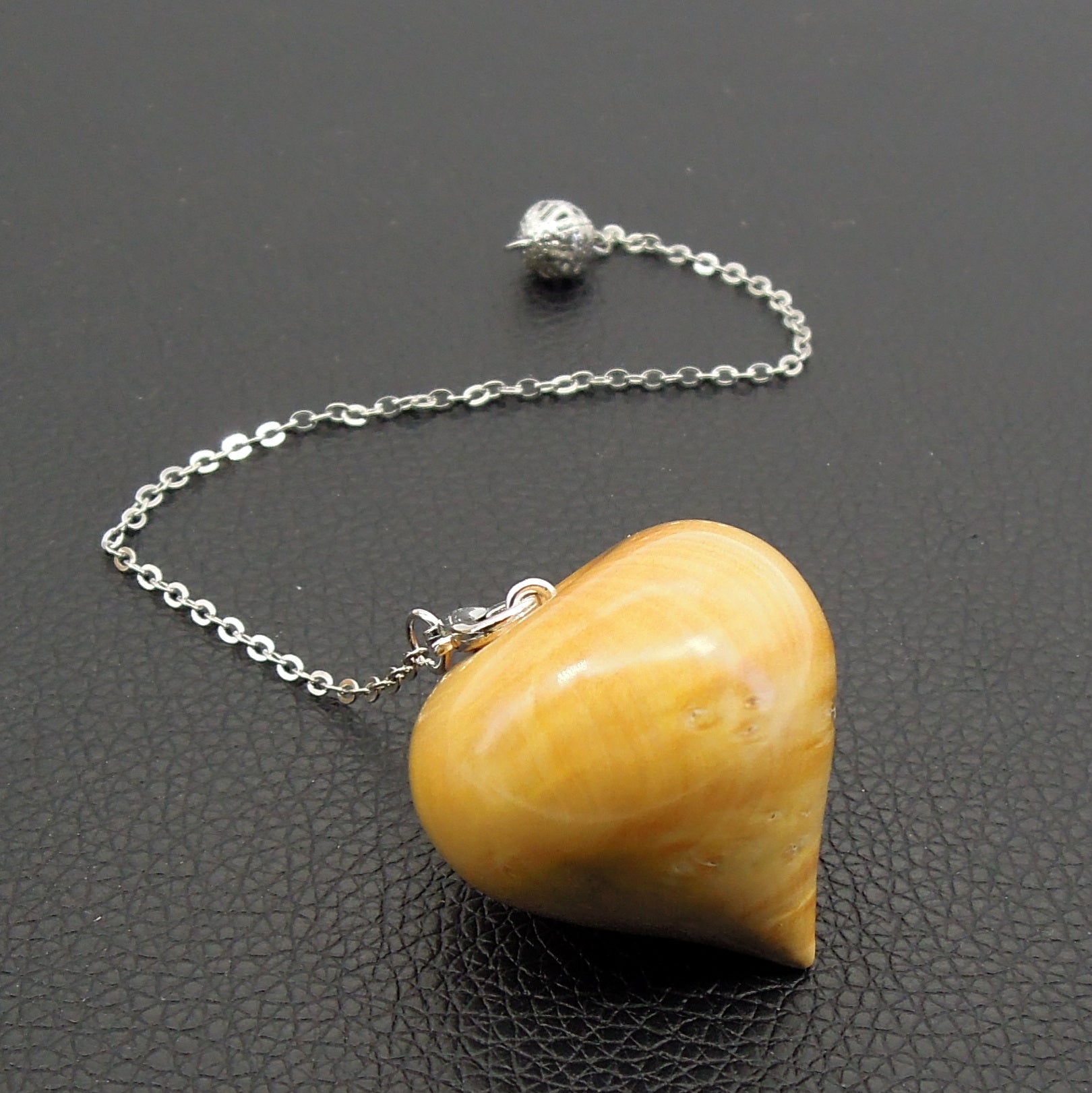 Pendule artisanal de radiesthésie en buis avec chainette.