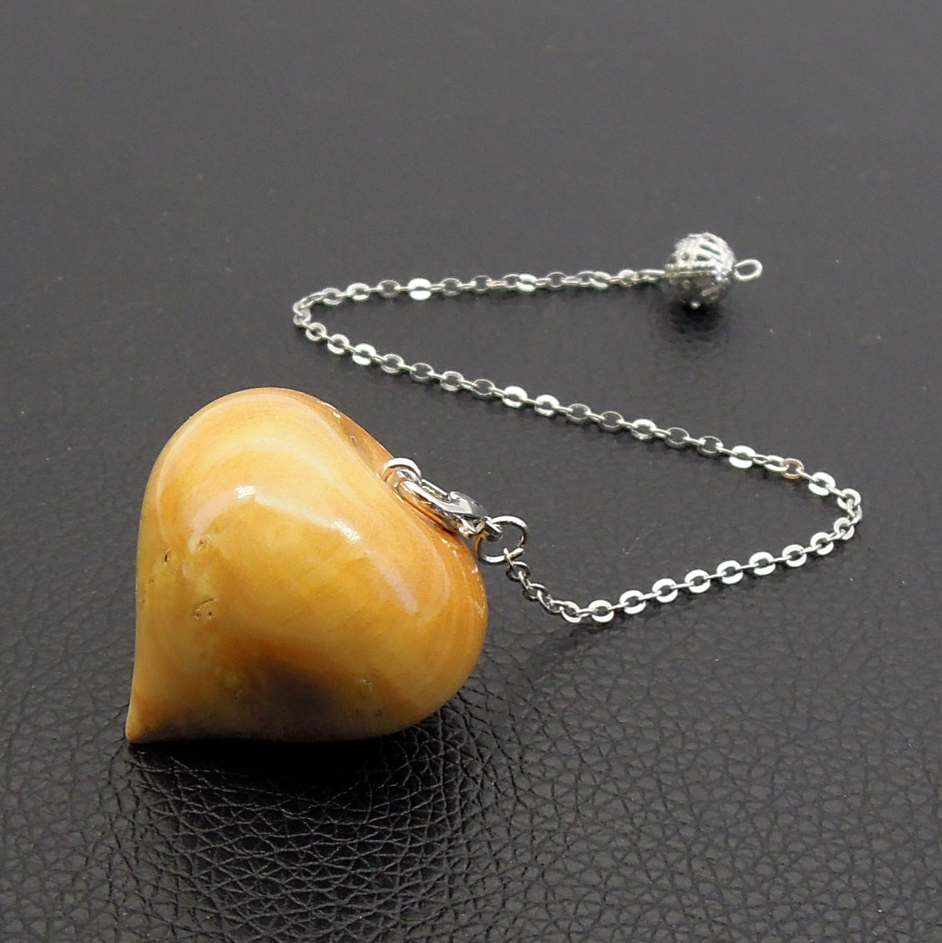 Pendule artisanal de radiesthésie en buis avec chainette.