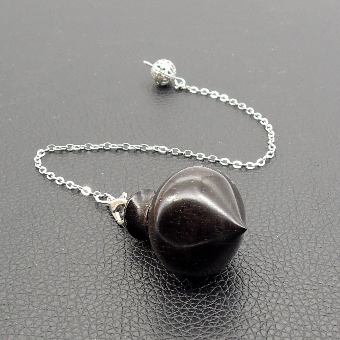 Pendule artisanal de radiesthésie en ébène avec chainette.