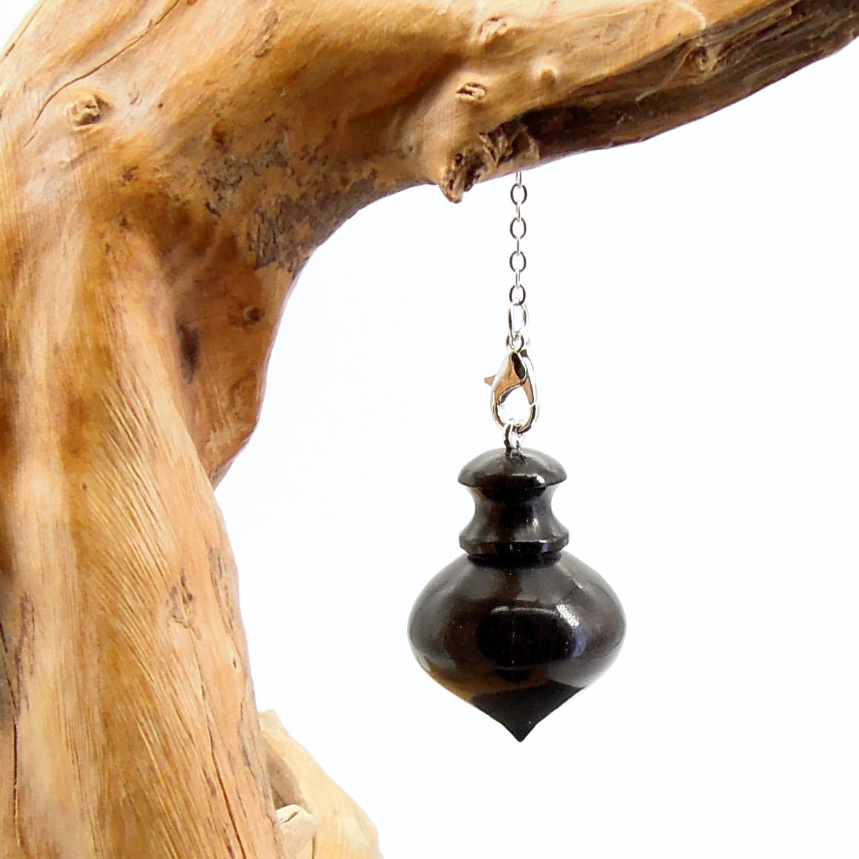 Pendule artisanal de radiesthésie en ébène avec chainette.