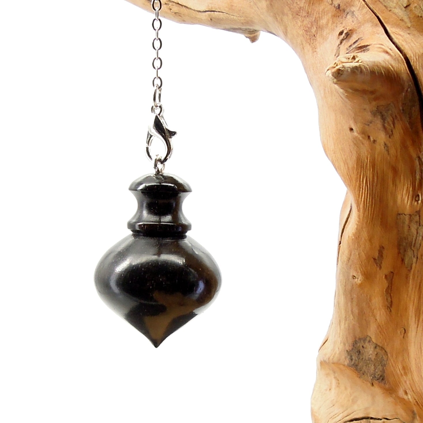 Pendule artisanal de radiesthésie en ébène avec chainette.