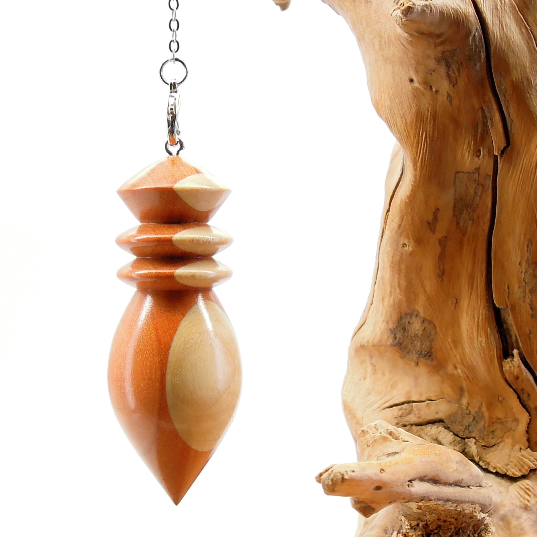 Pendule artisanal de radiesthésie en frêne et bois exotique avec chainette