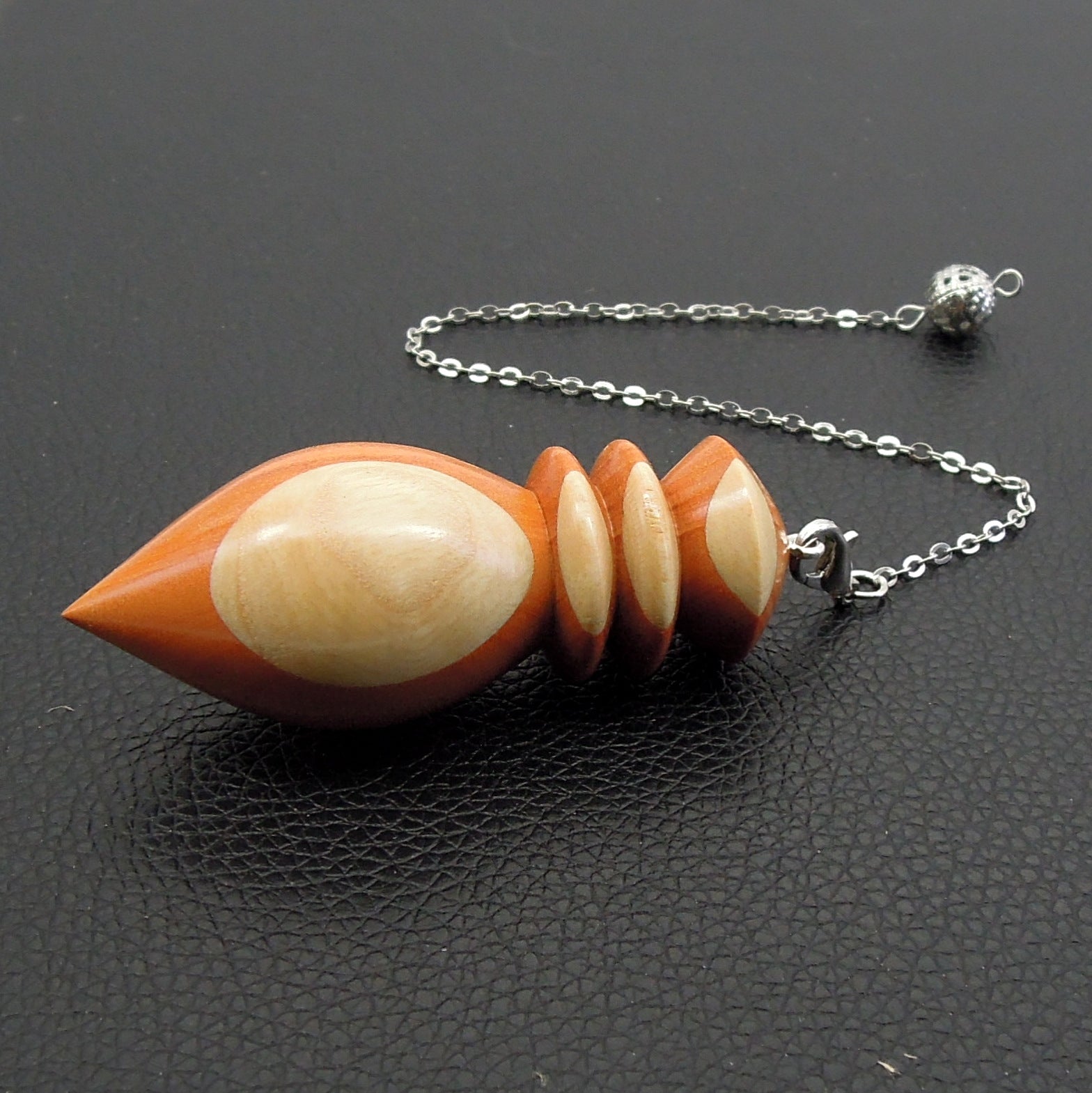 Pendule artisanal de radiesthésie en frêne et bois exotique avec chainette