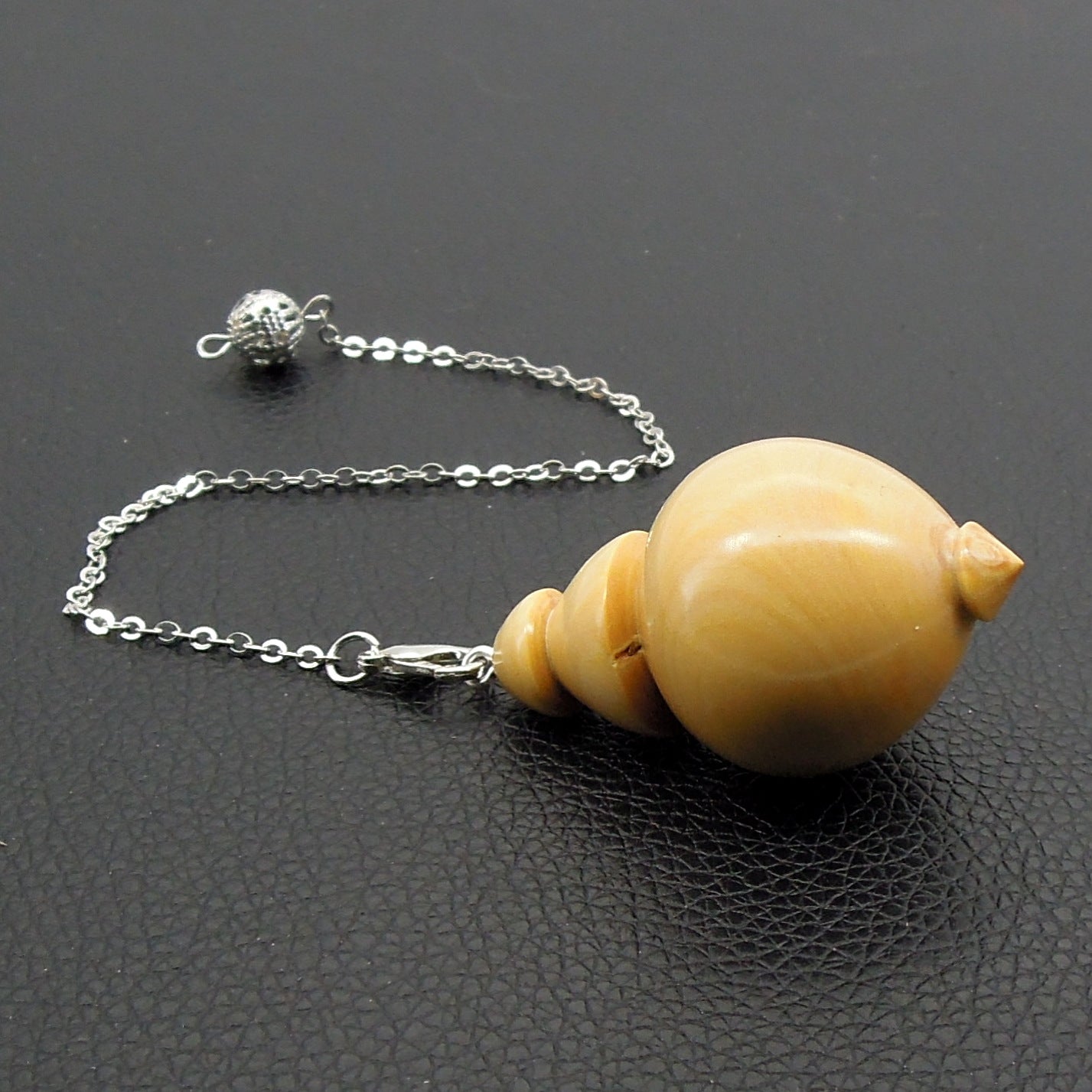 Pendule artisanal de radiesthésie en buis avec chainette.