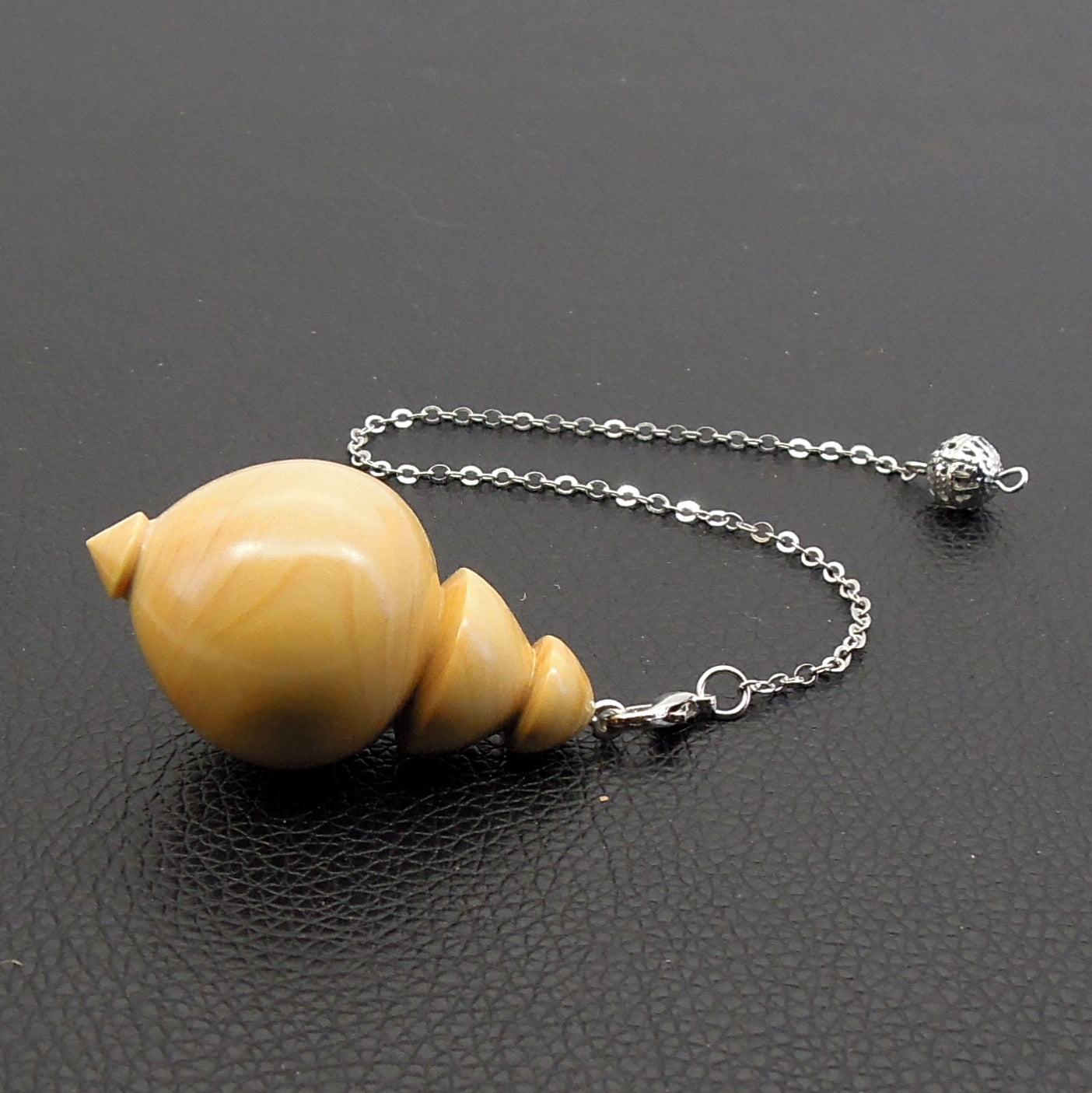 Pendule artisanal de radiesthésie en buis avec chainette.