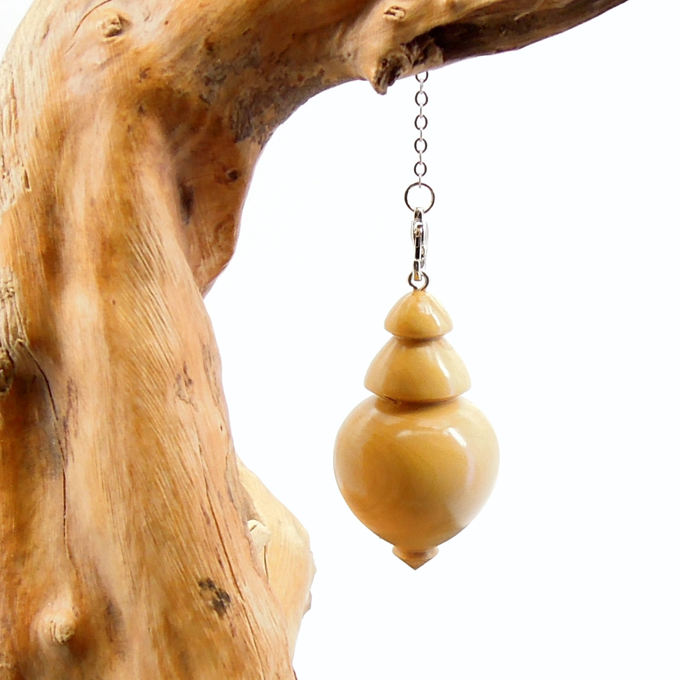 Pendule artisanal de radiesthésie en buis avec chainette.