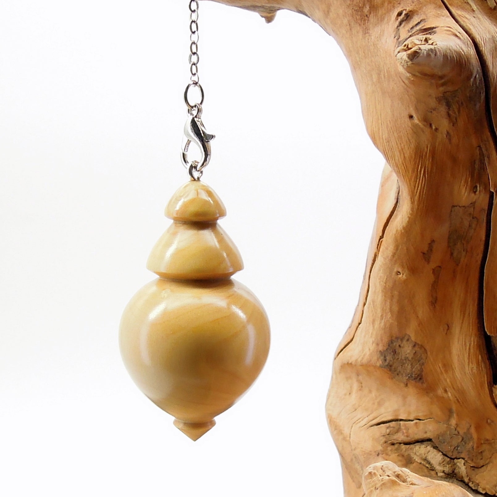 Pendule artisanal de radiesthésie en buis avec chainette.