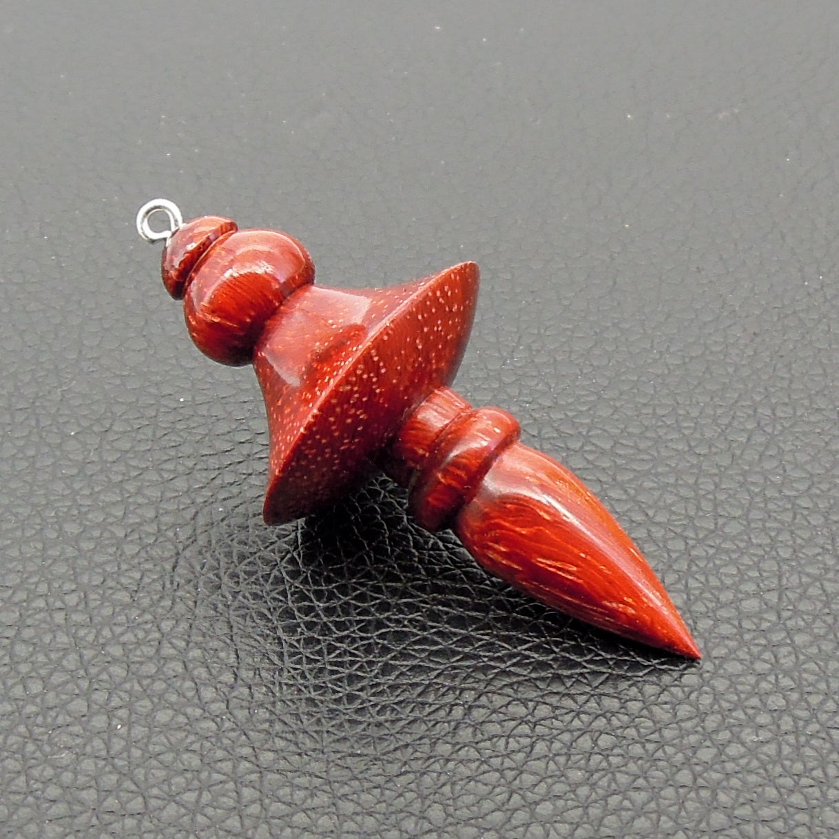 Pendule radiesthésie en padouk avec chainette et attache argentée. Daniel