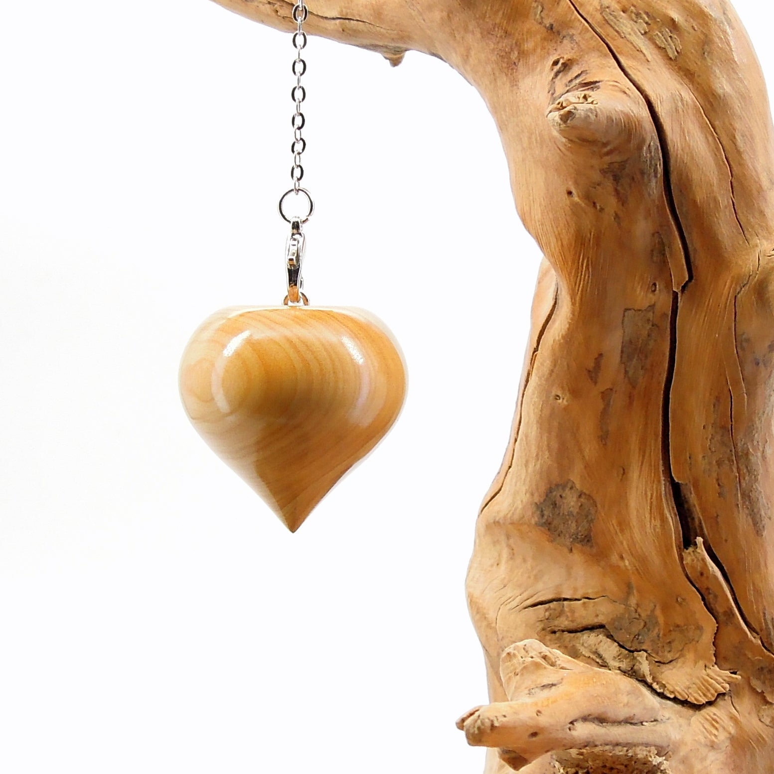 Pendule artisanal de radiesthésie en buis avec chainette.