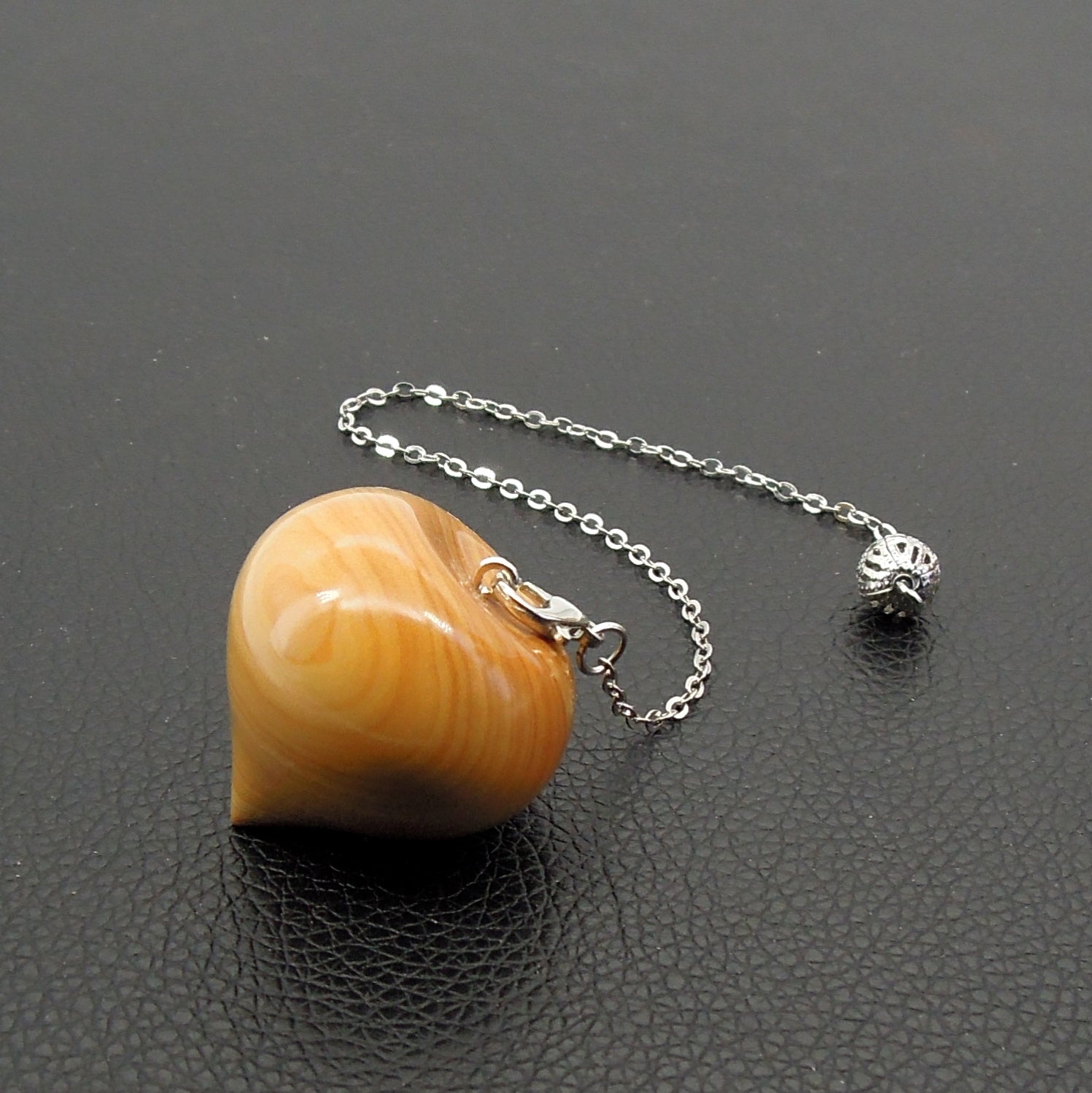 Pendule artisanal de radiesthésie en buis avec chainette.