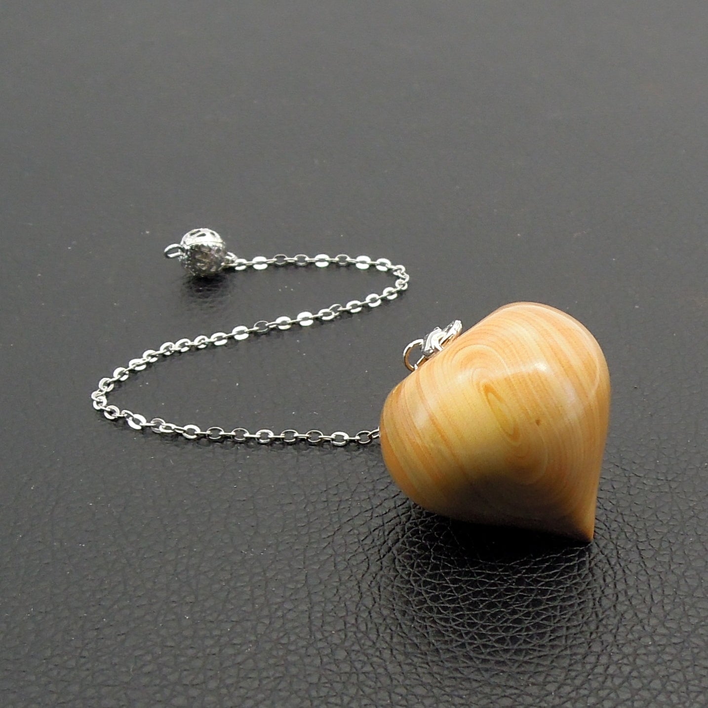 Pendule artisanal de radiesthésie en buis avec chainette.