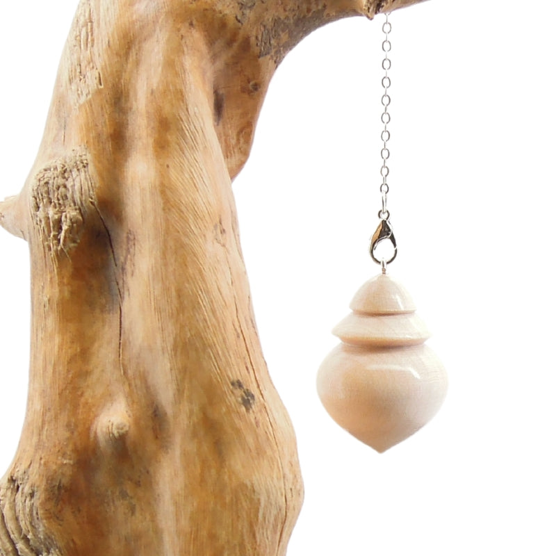 Pendule artisanal de radiesthésie en érable ondé avec chainette.