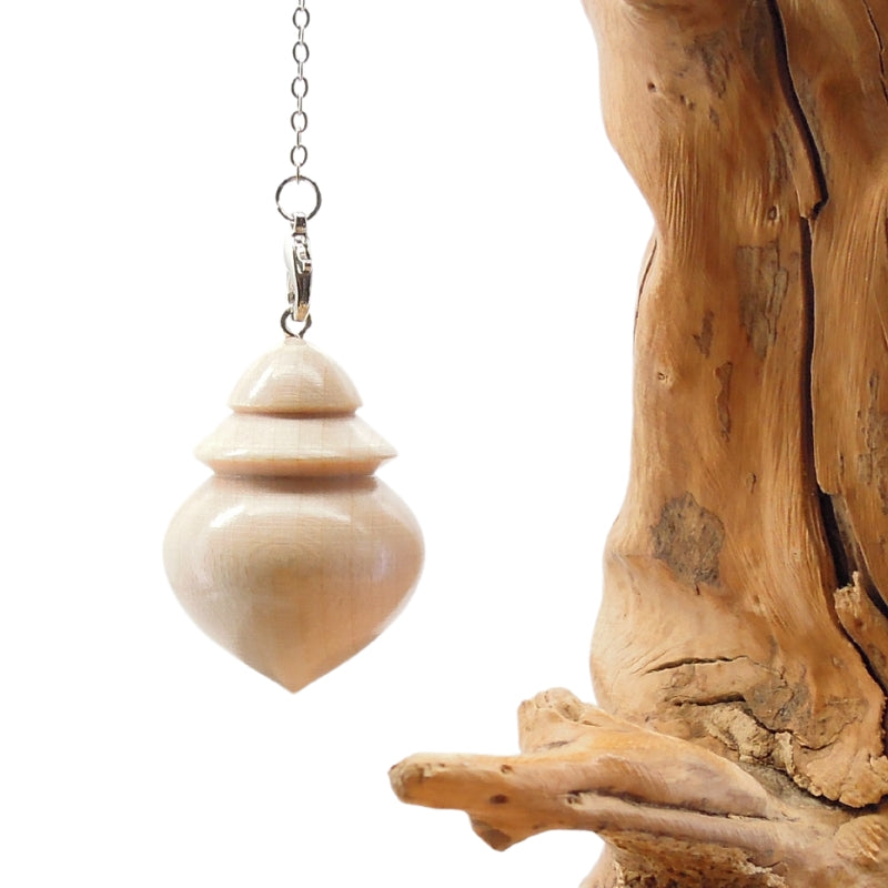 Pendule artisanal de radiesthésie en érable ondé avec chainette.