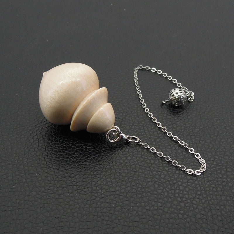 Pendule artisanal de radiesthésie en érable ondé avec chainette.