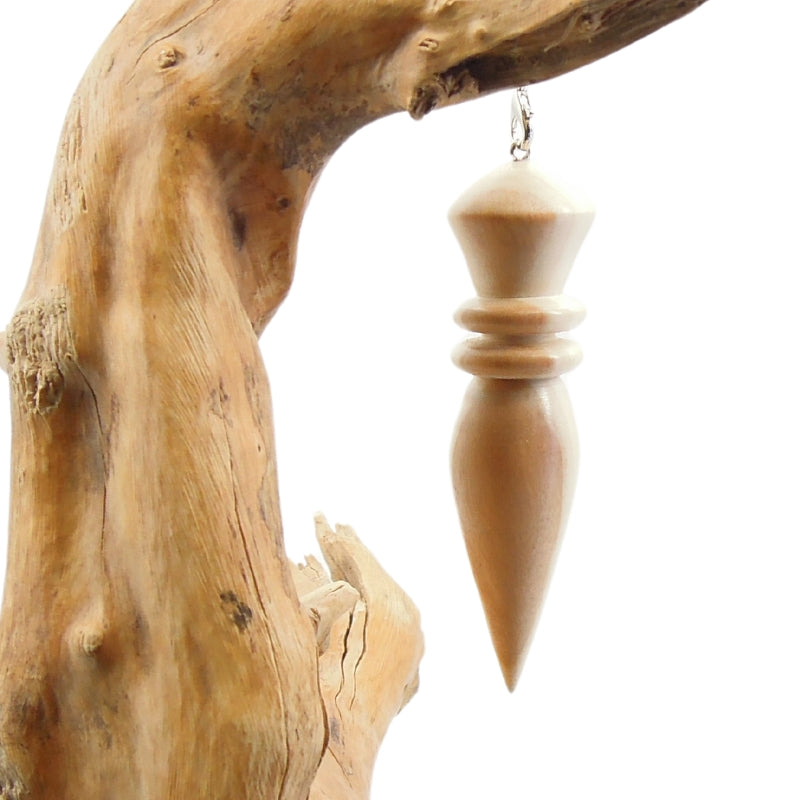 Pendule artisanal de radiesthésie en bois inconnu ondé avec chainette.