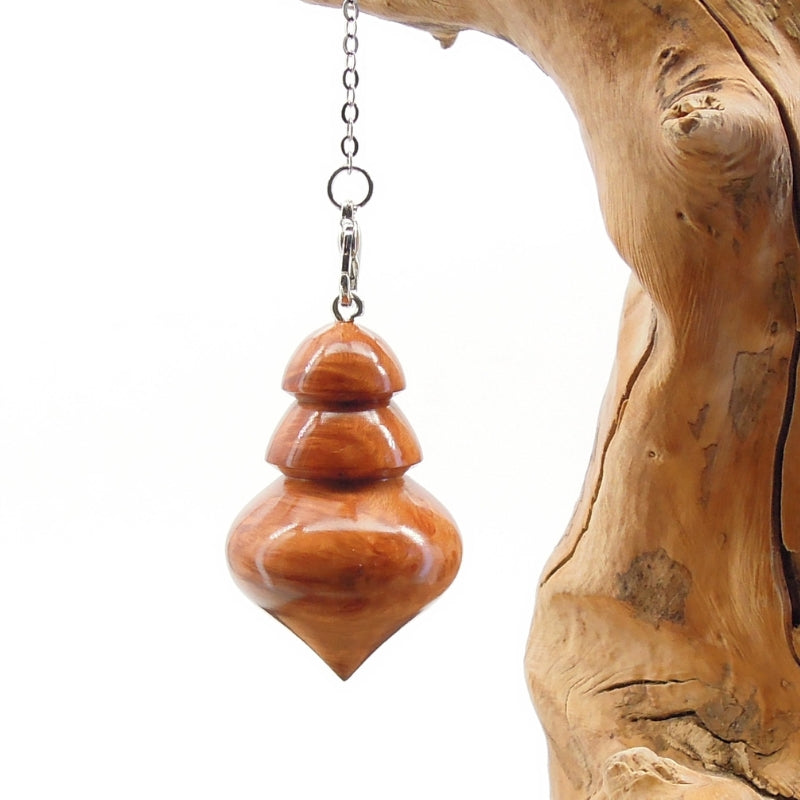 Pendule artisanal de radiesthésie en racine de bruyère avec chainette.