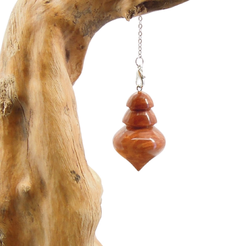 Pendule artisanal de radiesthésie en racine de bruyère avec chainette.