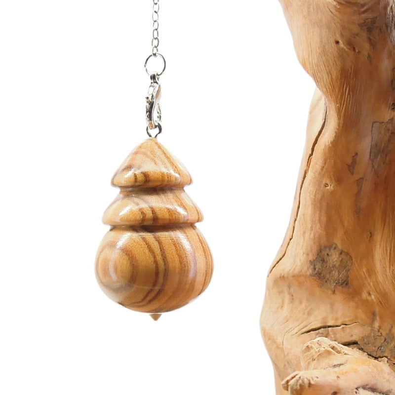 Pendule artisanal en olivier avec chainette.