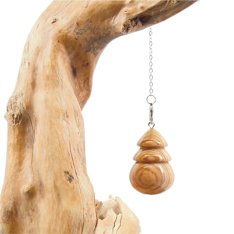 Pendule artisanal en olivier avec chainette.