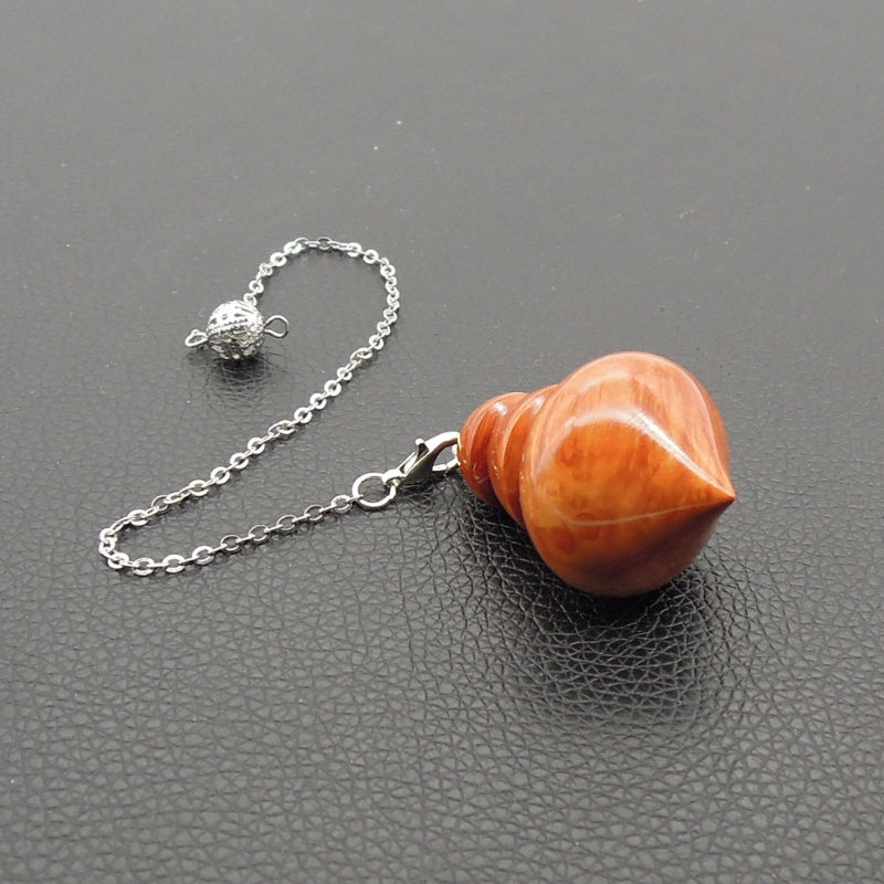 Pendule artisanal de radiesthésie en racine de bruyère avec chainette.