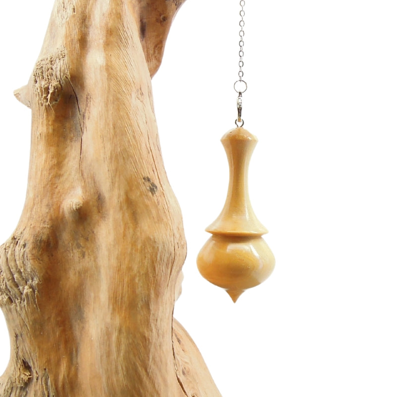 Pendule artisanal de radiesthésie en buis avec chainette.