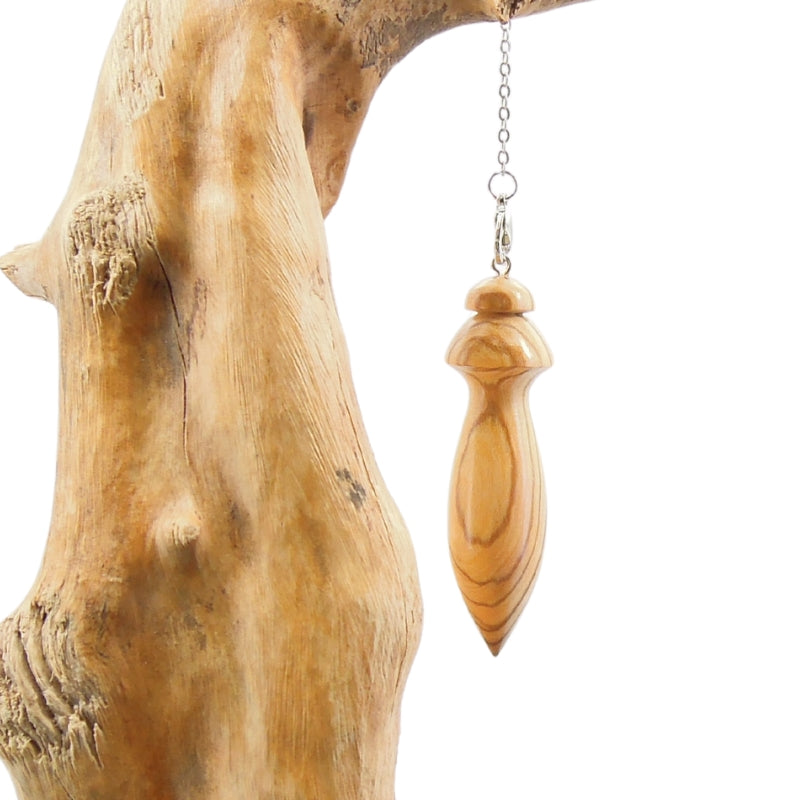 Pendule artisanal en olivier avec chainette.