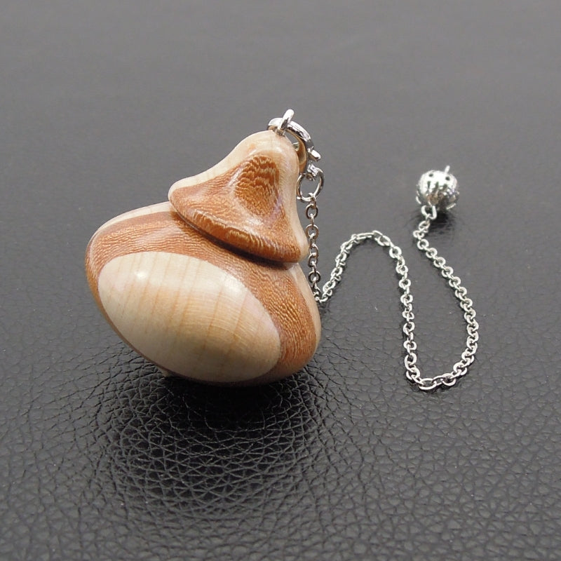 Pendule artisanal de radiesthésie en orme et érable avec chainette.