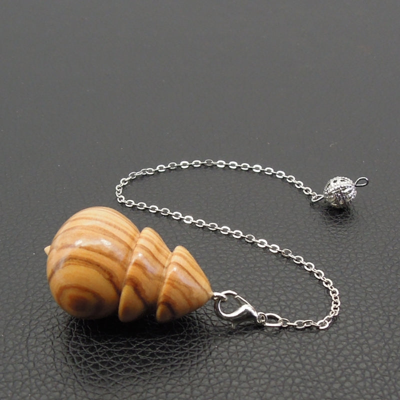 Pendule artisanal en olivier avec chainette.