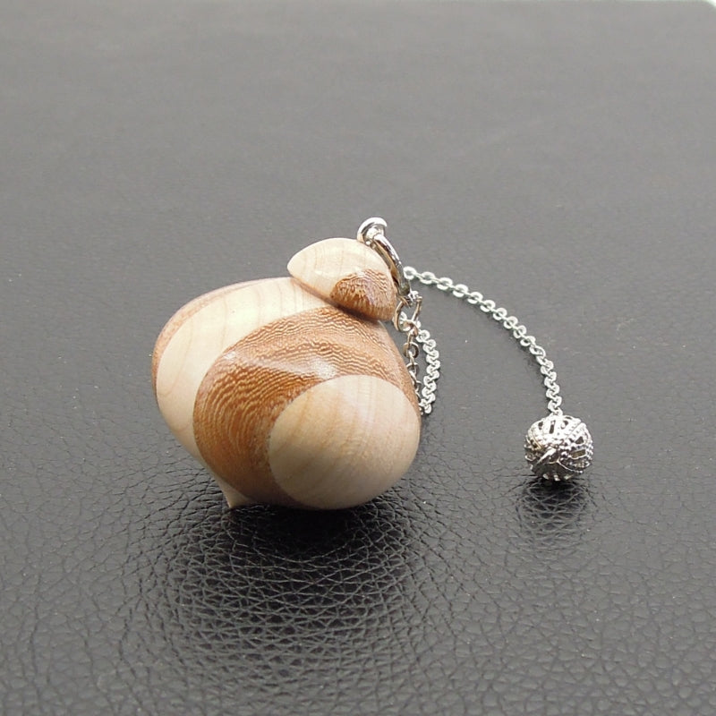 Pendule artisanal de radiesthésie en orme et érable avec chainette.