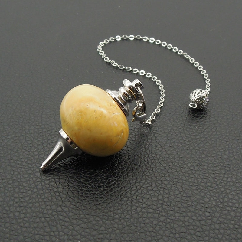 Pendule artisanal de radiesthésie en buis avec chainette et monture métal.