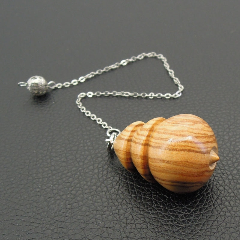 Pendule artisanal en olivier avec chainette.