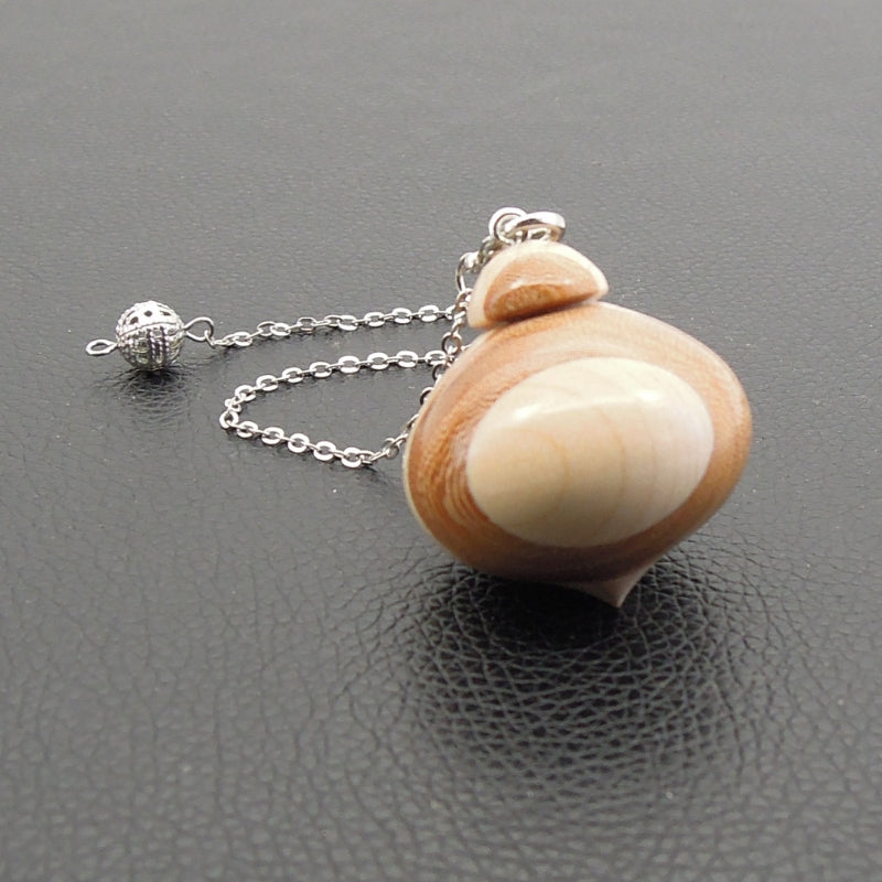 Pendule artisanal de radiesthésie en orme et érable avec chainette.