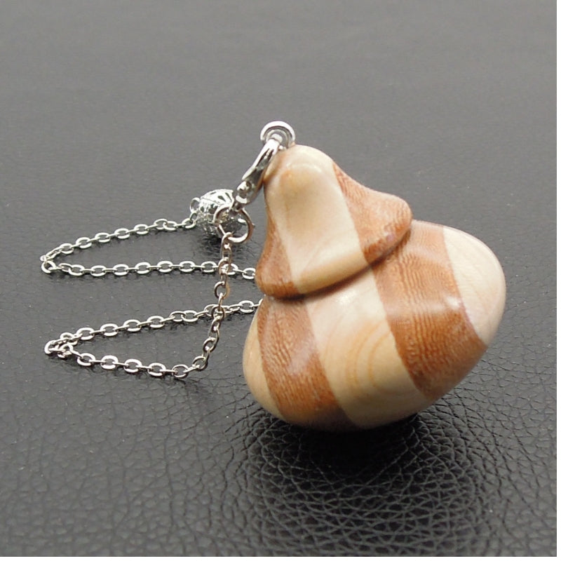 Pendule artisanal de radiesthésie en orme et érable avec chainette.