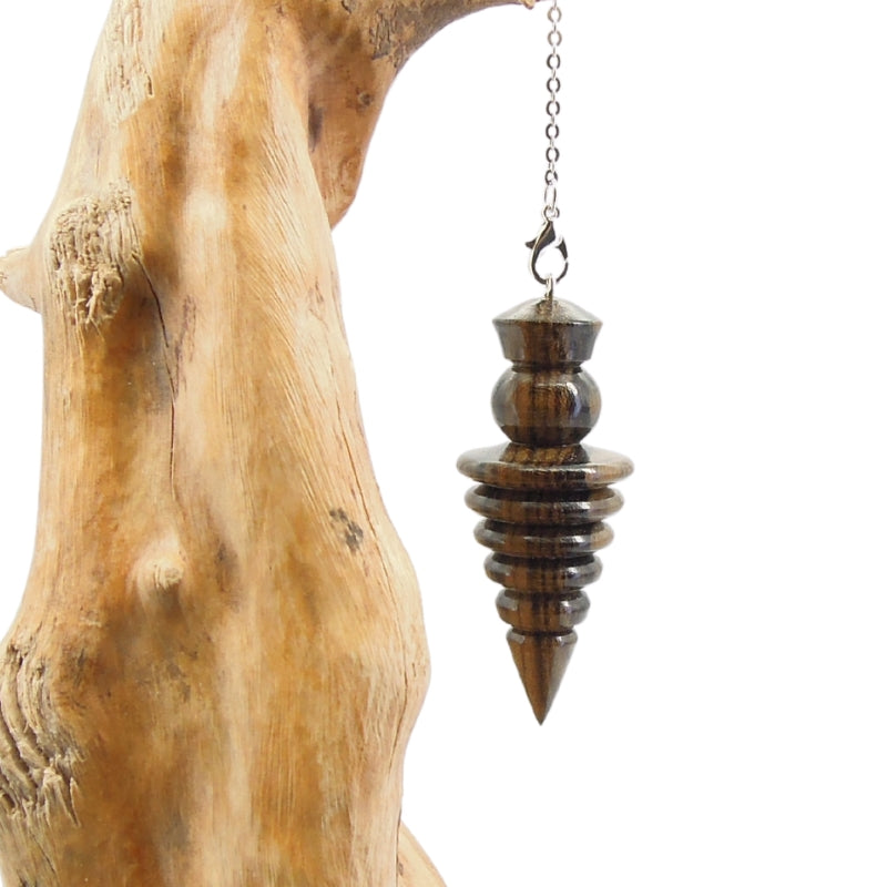 Pendule artisanal de radiesthésie en ziricote avec chainette.