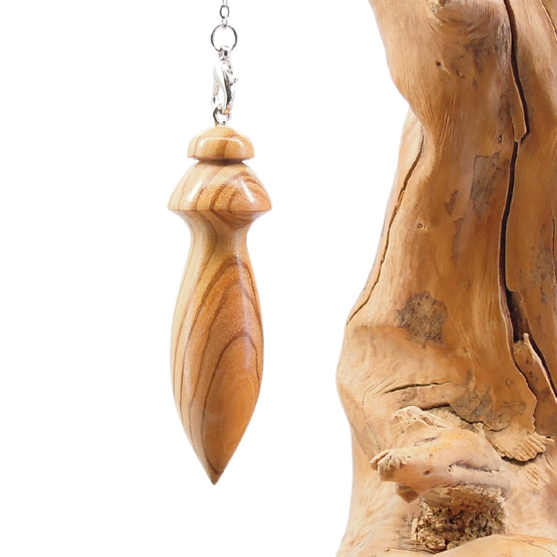 Pendule artisanal en olivier avec chainette.