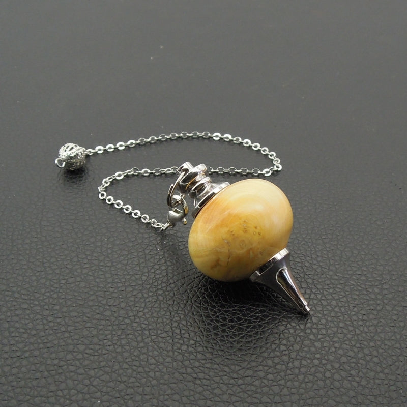 Pendule artisanal de radiesthésie en buis avec chainette et monture métal.