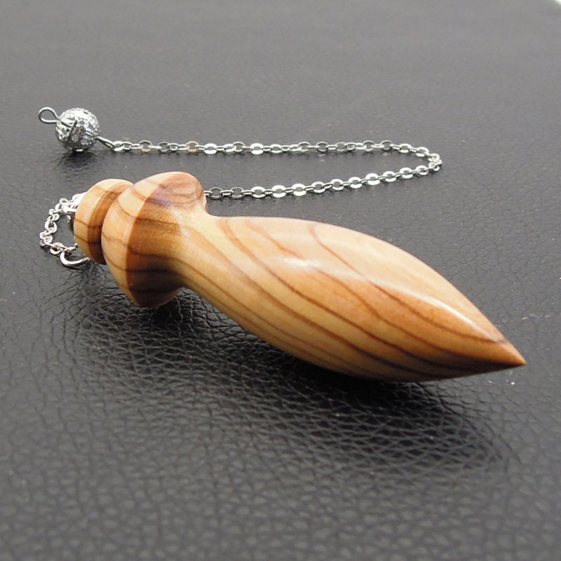 Pendule artisanal en olivier avec chainette.