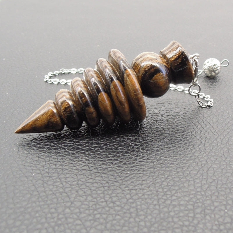 Pendule artisanal de radiesthésie en ziricote avec chainette.